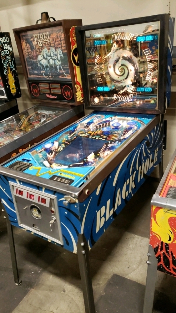 BLACK HOLE MULTI LEVEL PINBALL MACHINE GOTTLIEB 1981