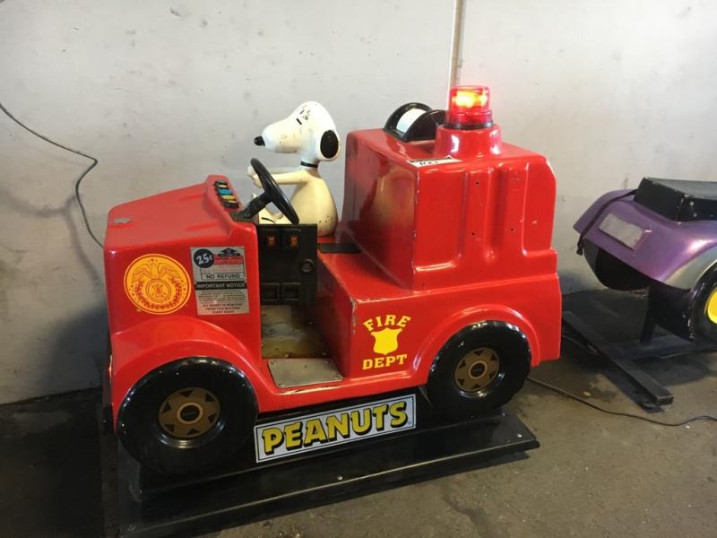 KIDDIE RIDE SNOOPY & PEANUTS FIRE TRUCK