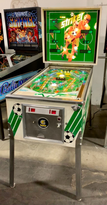 STRIKER PINBALL MACHINE SYSTEM 80A GOTTLIEB 1982