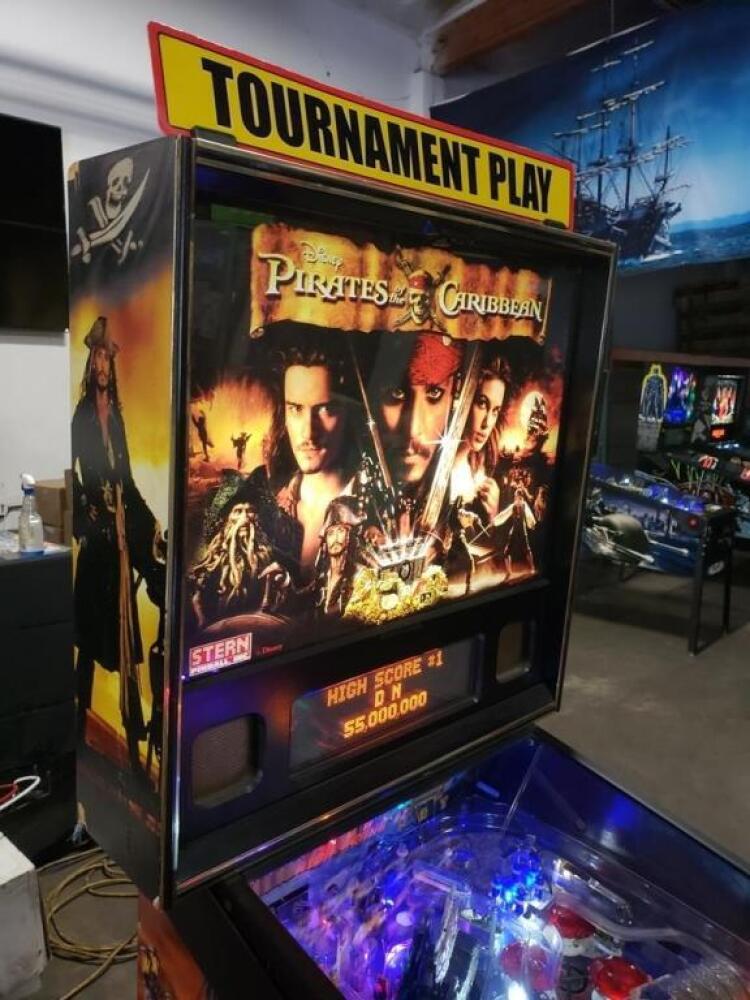PIRATES OF THE CARIBBEAN PINBALL MACHINE STERN