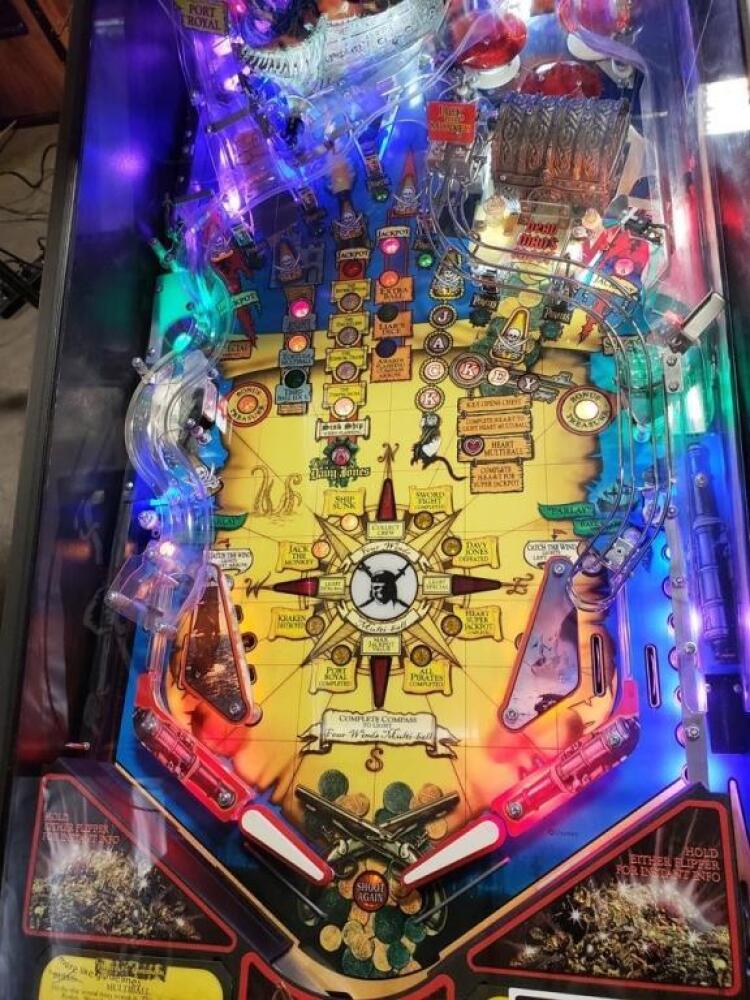 PIRATES OF THE CARIBBEAN PINBALL MACHINE STERN
