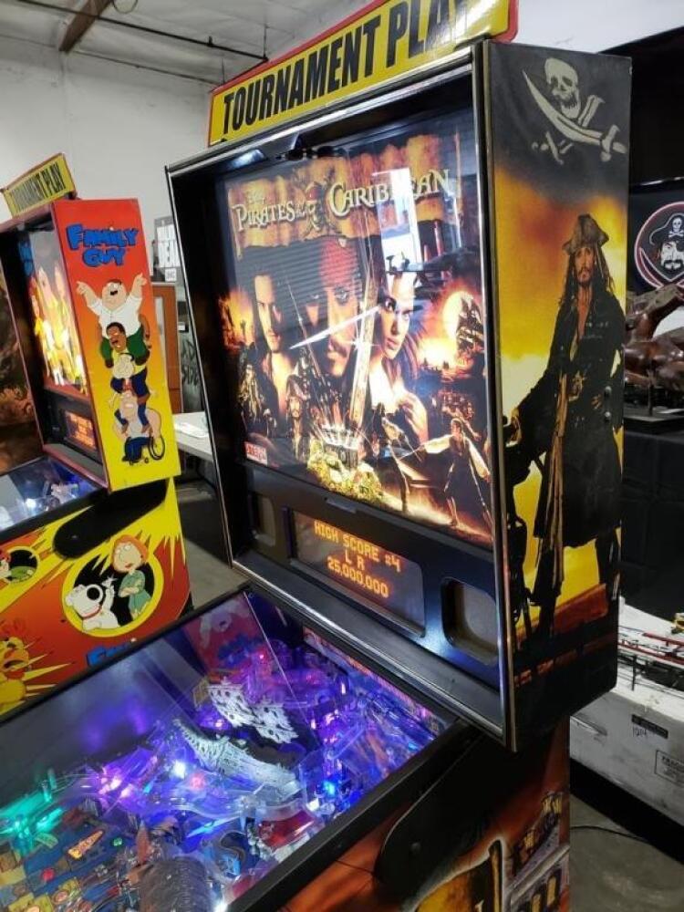 PIRATES OF THE CARIBBEAN PINBALL MACHINE STERN