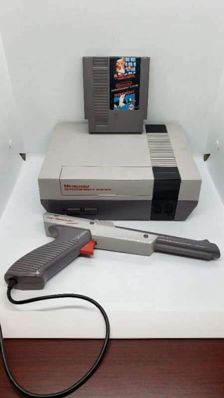 NES CONSOLE W/DUCK HUNT & NINTENDO ZAPPER GUN