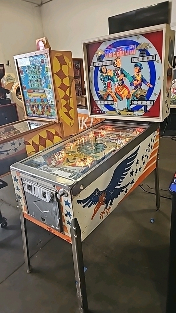 FREEDOM E. MECHANICAL PINBALL MACHINE BALLY 1976