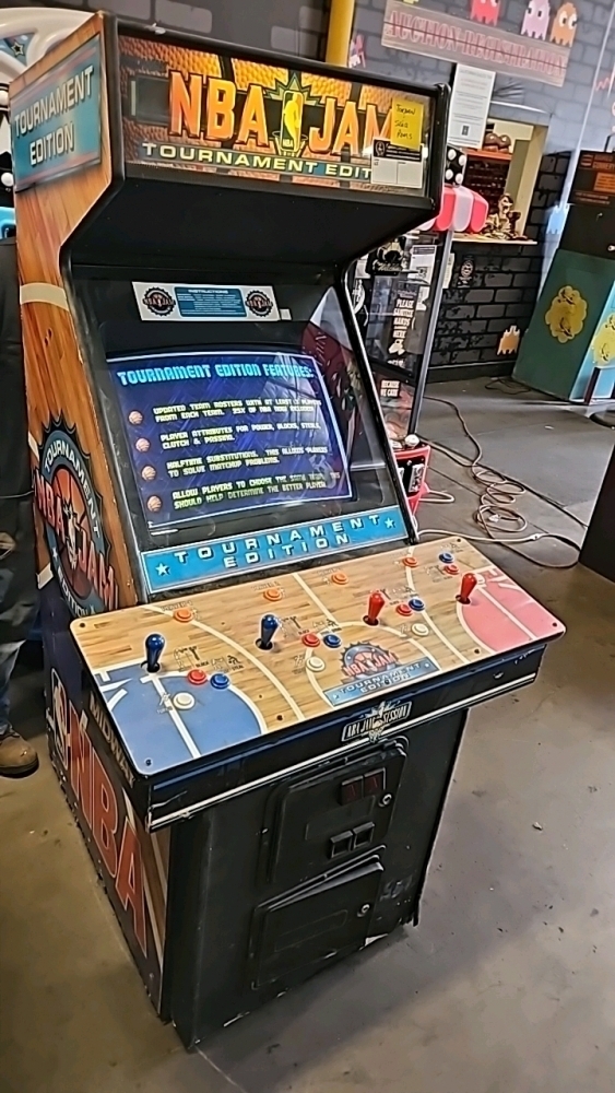 NBA JAM TOURNAMENT EDITION ARCADE W/ SHAQ & JORDAN CHIP SET