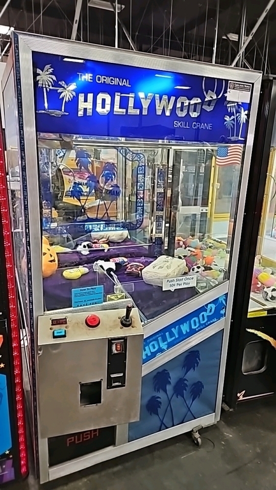 HOLLYWOOD SKILL PLUSH CLAW CRANE MACHINE