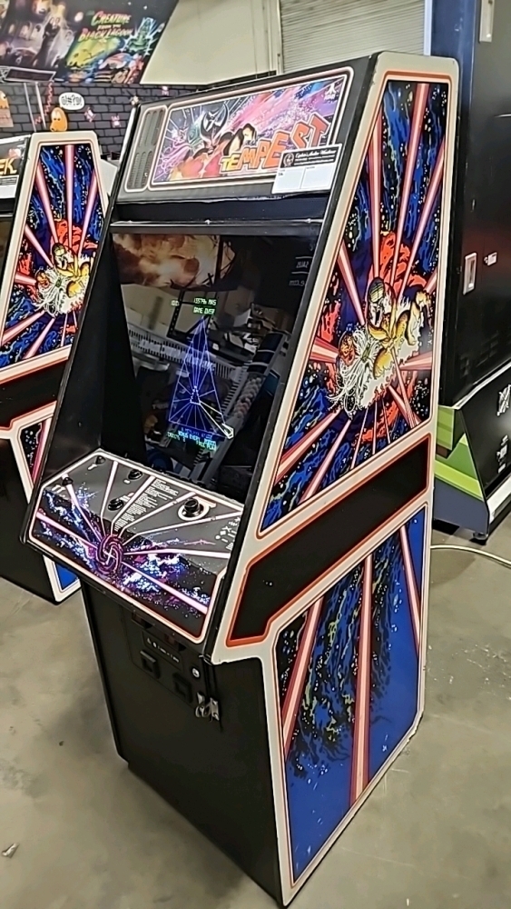 TEMPEST CLASSIC UPRIGHT ARCADE GAME ATARI COLOR VECTOR MONITOR
