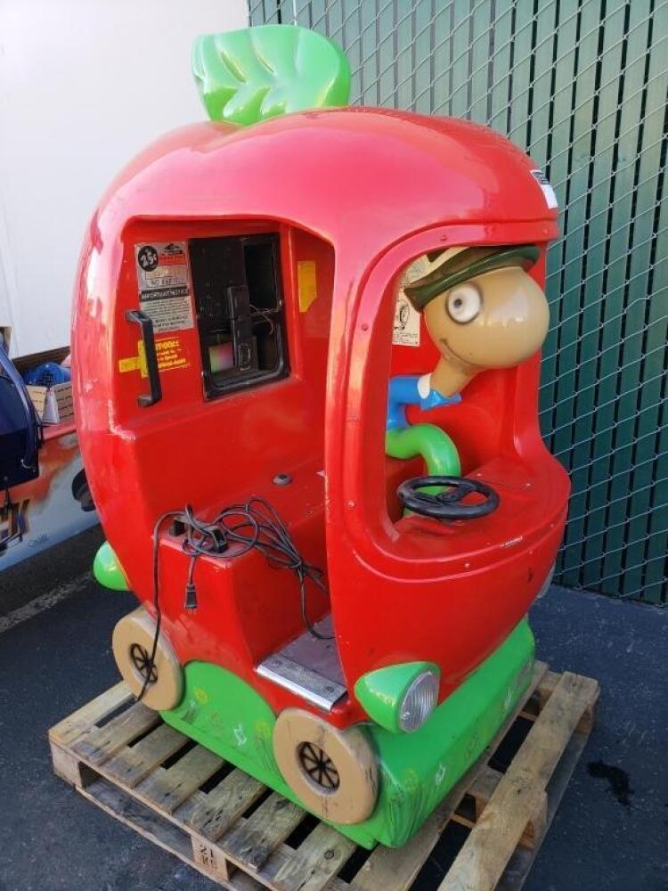 【激レア】リチャードスキャリー　Apple Car Richard Scarry Apple Car Coin-Operated Ride - YouTube