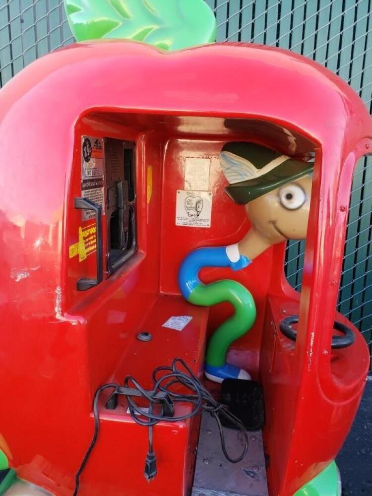【激レア】リチャードスキャリー　Apple Car Richard Scarry Apple Car Coin-Operated Ride - YouTube