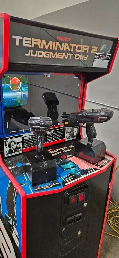 TERMINATOR 2 JUDGEMENT DAY UPRIGHT ARCADE GAME MIDWAY