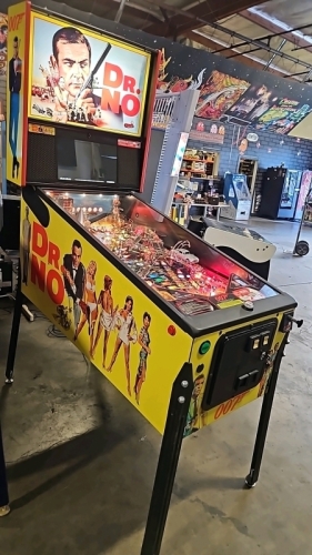 007 JAMES BOND PRO MODEL PINBALL GAME DR. NO