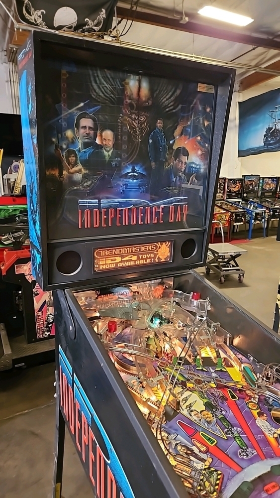 INDEPENDENCE DAY ID4 PINBALL MACHINE SEGA 1996