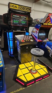 DEAL OR NO DEAL DELUXE W/ SEAT AND FLOOR ARCADE GAME ICE