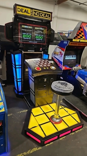 DEAL OR NO DEAL DELUXE W/ SEAT AND FLOOR ARCADE GAME ICE