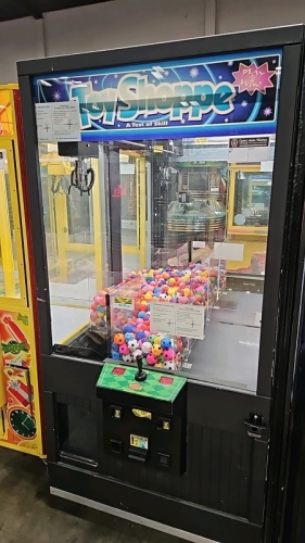 TOY SHOPPE ICE PINNACLE PLUSH CLAW CRANE MACHINE