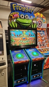 FROGGER DELUXE 42" LCD UPRIGHT TICKET REDEMPTION GAME ICE