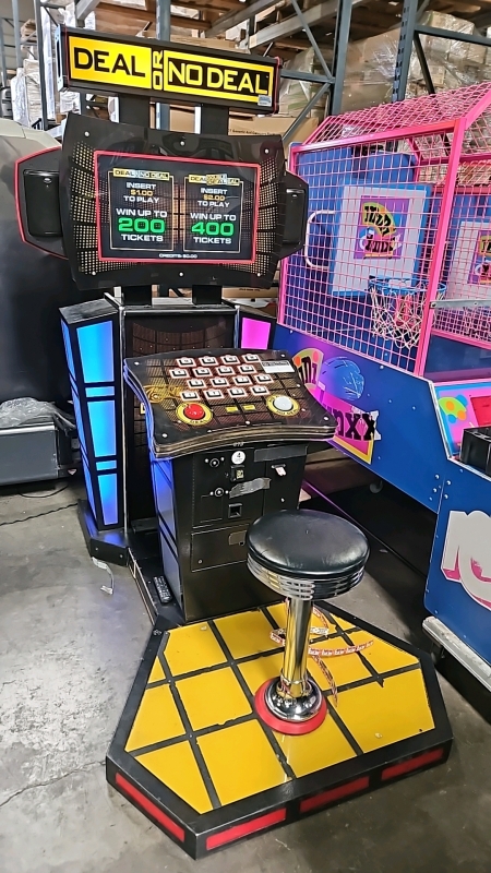 DEAL OR NO DEAL DELUXE W/ SEAT ARCADE GAME ICE