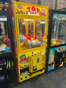 TOY TAXI CRANE PRIZE REDEMPTION GAME W/ BALLS