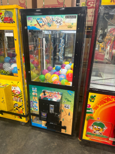 ROUTE 66 CRANE CLAW MACHINE W/ BALLS