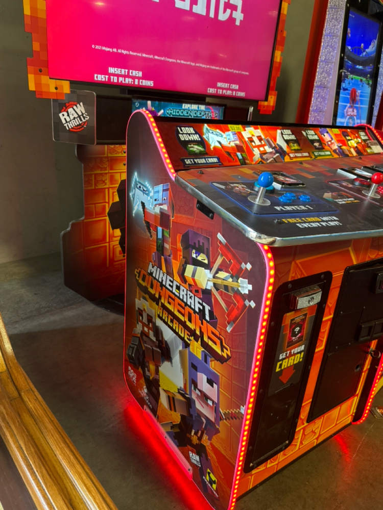 MINECRAFT DUNGEONS ARCADE DELUXE RAW THRILLS ARCADE GAME