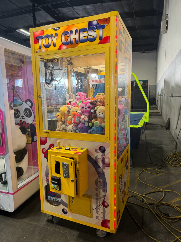 TOY CHEST PLUSH CLAW MACHINE PRIZE REDEMPTION GAME W/ PLUSH #1