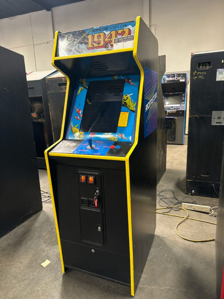 (中古)CAPCOM 1942 1/6スケールミニアーケードゲーム機械 Capcom 1942 Replica Arcade Machine! New Wave Toys Replicade REVIEW