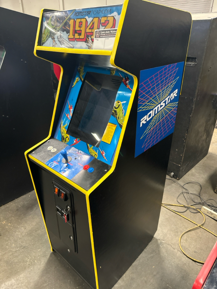 1942 UPRIGHT CLASSIC ACTION ARCADE GAME CAPCOM