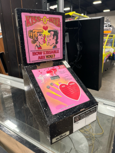 KISS-O-METER NOVELTY COUNTER TOP COIN OP GAME