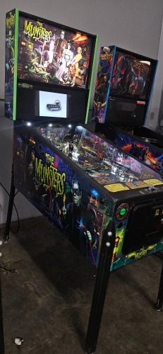 THE MUNSTERS PRO MODEL PINBALL MACHINE STERN INC