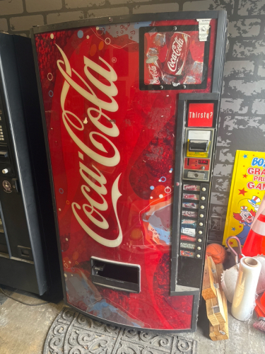 COCA COLA BUBBLE FRONT SODA VENDING MACHINE