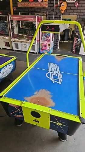 AIR HOCKEY TABLE DYNAMO HOT FLASH W/ OVERHEAD SCORING #1