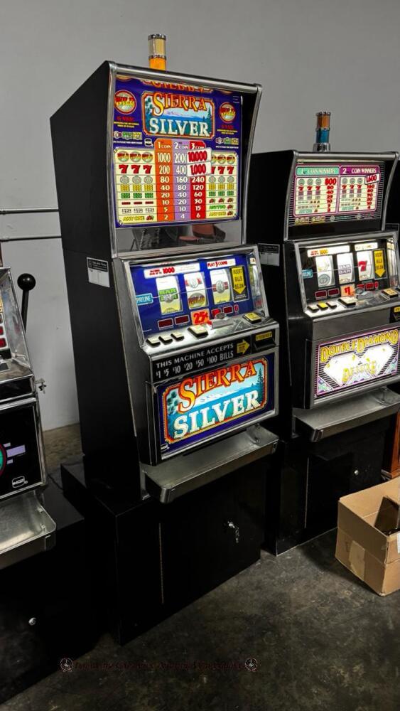 ANTIQUE IGT FLAT TOP $.25 SIERRA SILVER SLOT MACHINE W/STAND