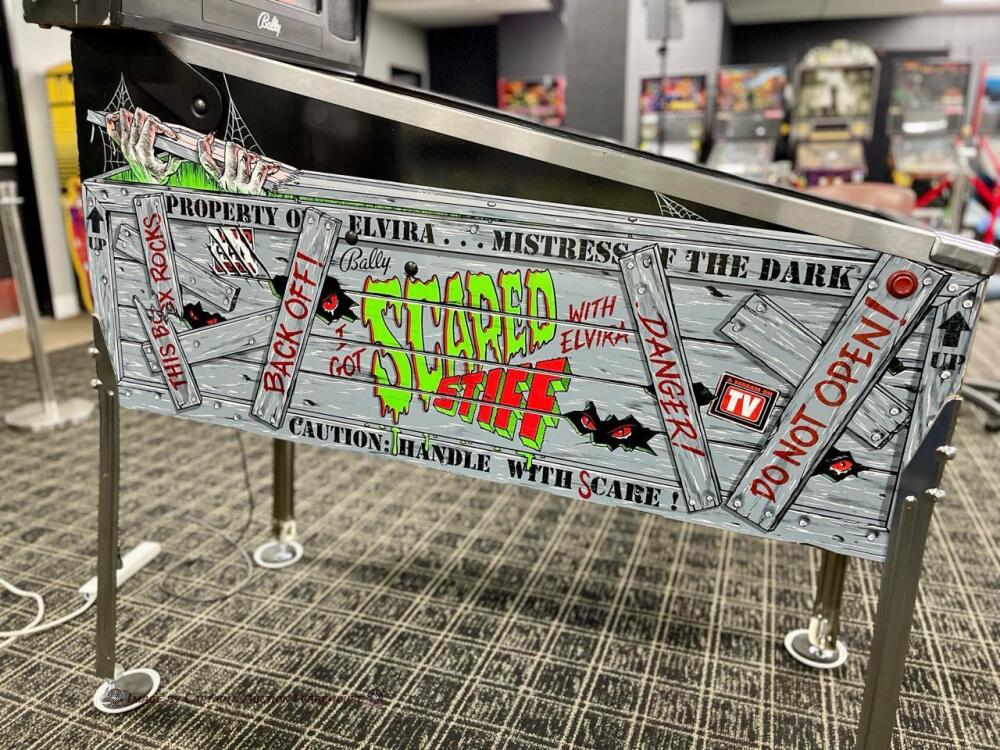 SCARED STIFF ELVIRA MISTRESS OF THE DARK PINBALL BALLY 1996 signed SCARED STIFF ELVIRA MISTRESS OF THE DARK PINBALL BALLY 1996 signed