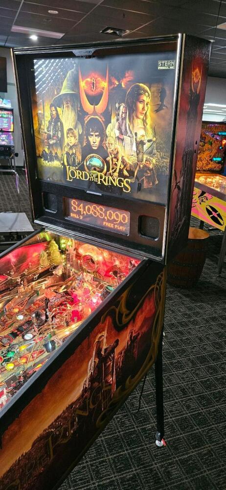 THE LORD OF THE RINGS PINBALL MACHINE by STERN