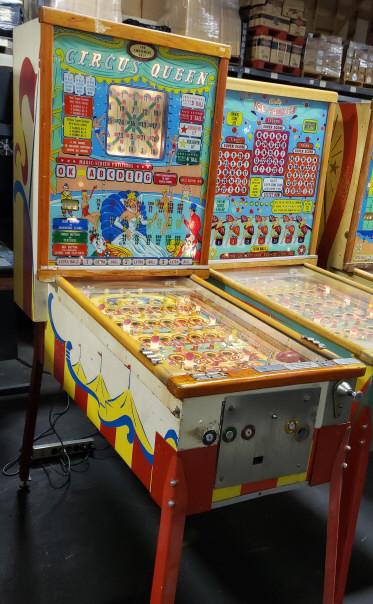 CIRCUS QUEEN BALLY BINGO 1960 PINBALL MACHINE