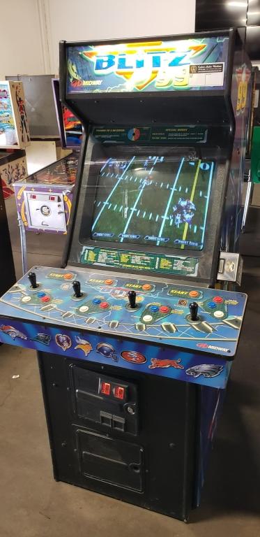 NFL BLITZ 99 4 PLAYER DEDICATED ARCADE GAME MIDWAY   35742 8 