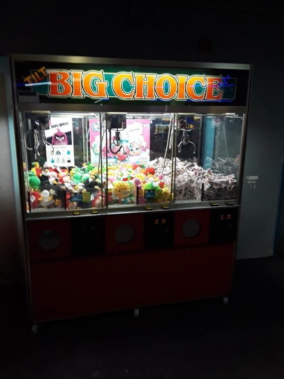 TILT BIG CHOICE TRIPLE PLUSH CLAW CRANE MACHINE