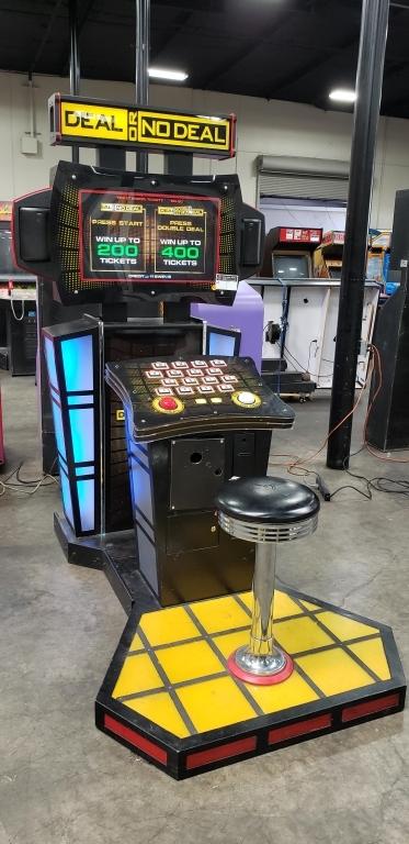 DEAL OR NO DEAL DELUXE ARCADE GAME W/ SEAT FLOOR