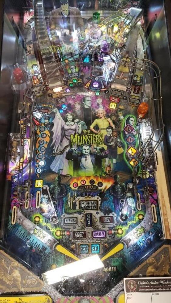 THE MUNSTERS PRO MODEL PINBALL MACHINE STERN