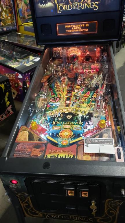 THE LORD OF THE RINGS PINBALL MACHINE STERN 2003