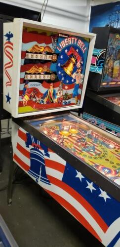 LIBERTY BELL PINBALL MACHINE WILLIAMS 1976