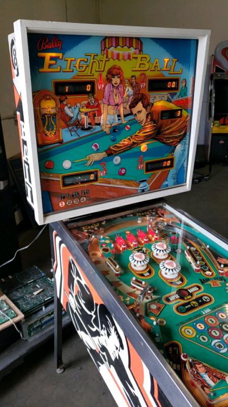 EIGHT BALL CLASSIC PINBALL MACHINE BALLY