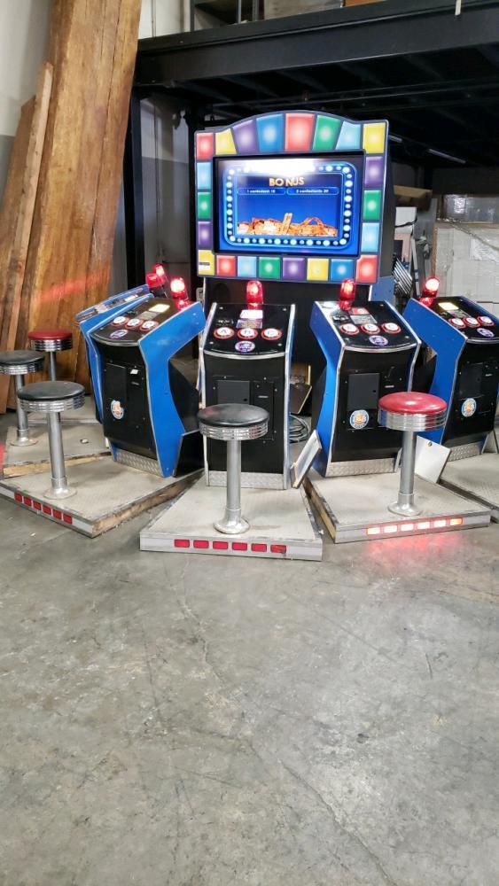SUPER TRIVIA 6 PLAYER DELUXE ARCADE GAME ICE DAVE & BUSTERS