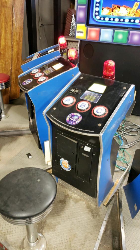 SUPER TRIVIA 6 PLAYER DELUXE ARCADE GAME ICE DAVE & BUSTERS
