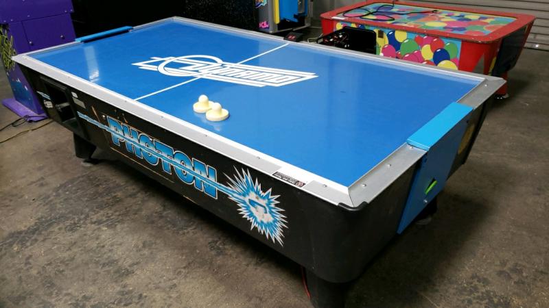 AIR HOCKEY DYNAMO COIN OP W/ TABLE SCORING