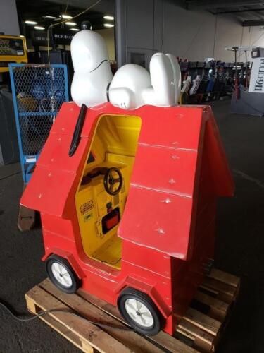 KIDDIE RIDE SNOOPY ON THE DOG HOUSE PEANUTS