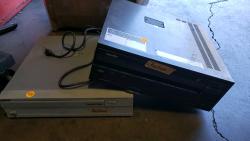 1 LOT - 2 LASER DISC PLAYERS SONY / PIONEER