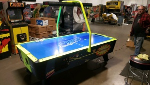 AIR HOCKEY DYNAMO HOT FLASH W/ OVERHEAD SCORING