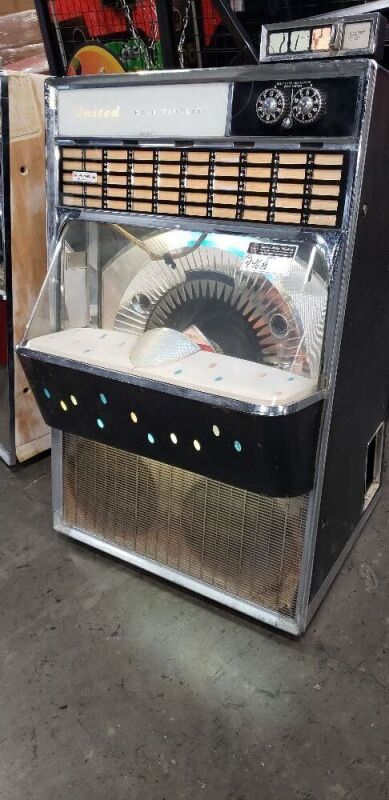 UNITED HIGH FIDELITY ANTIQUE 45RPM RECORD JUKEBOX
