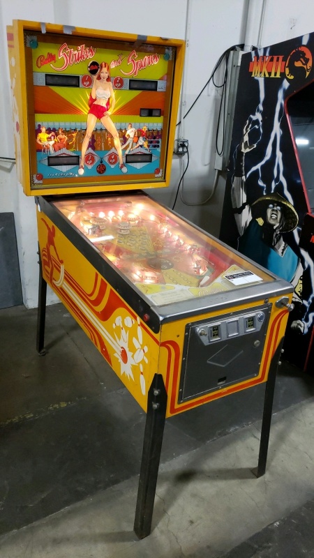 STRIKES & SPARES CLASSIC PINBALL MACHINE BALLY